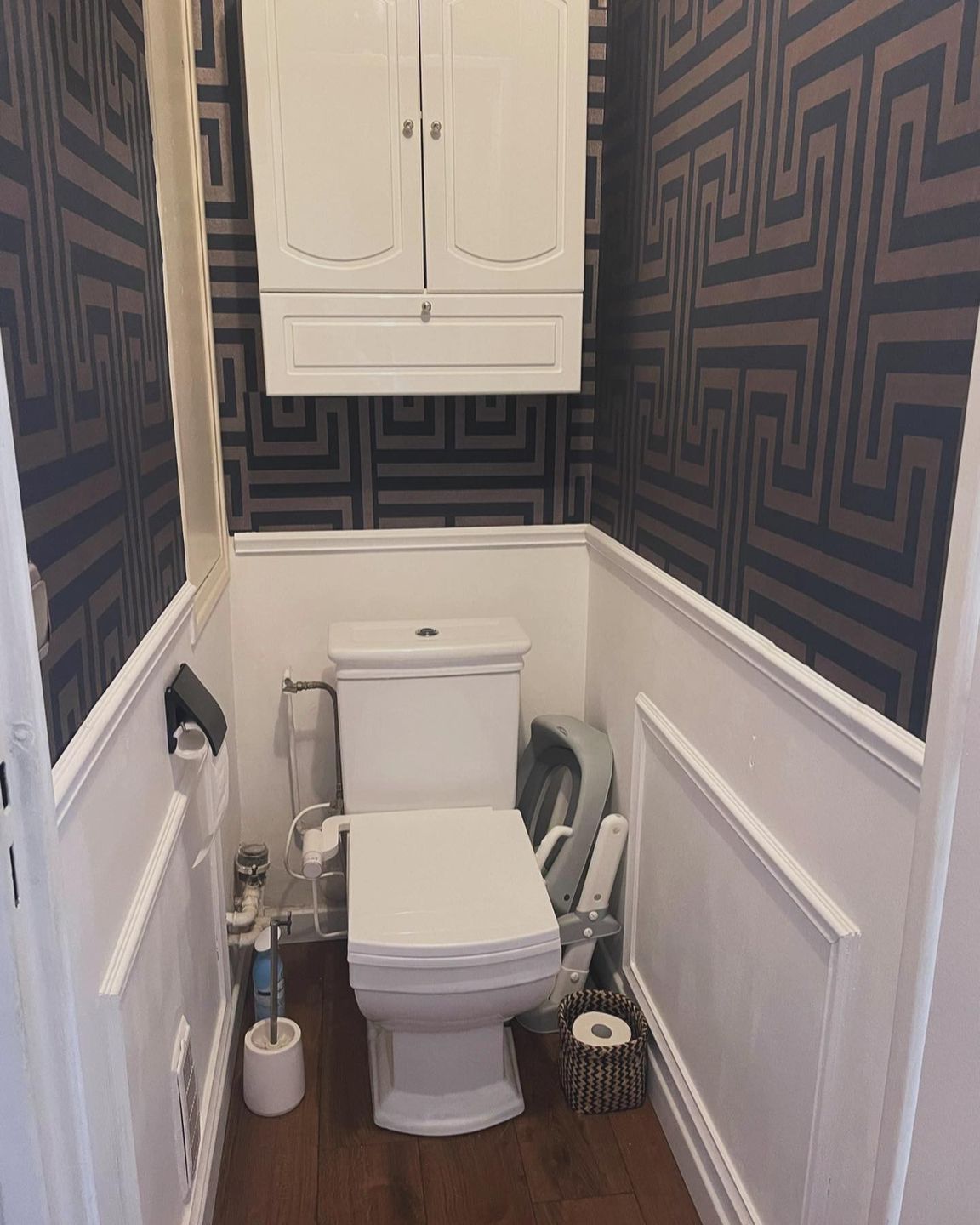 VORHER/NACHHER \n\nUm diesen kleinen Toiletten ein neues Aussehen zu verleihen: Tapete/Parkett/Unter
