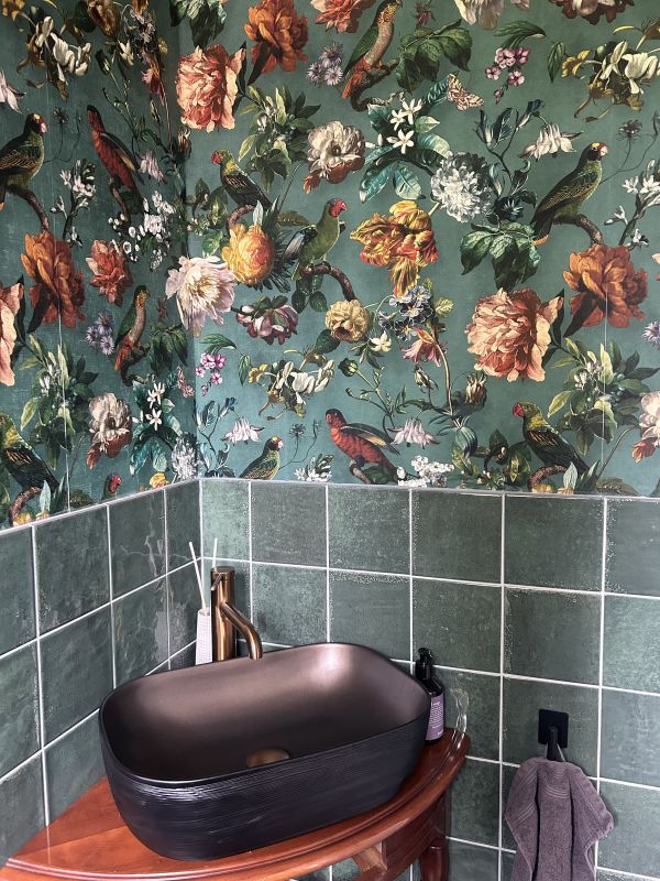 Papel pintado Margarete verde pino
Baño de nuestra clienta Marietta C.