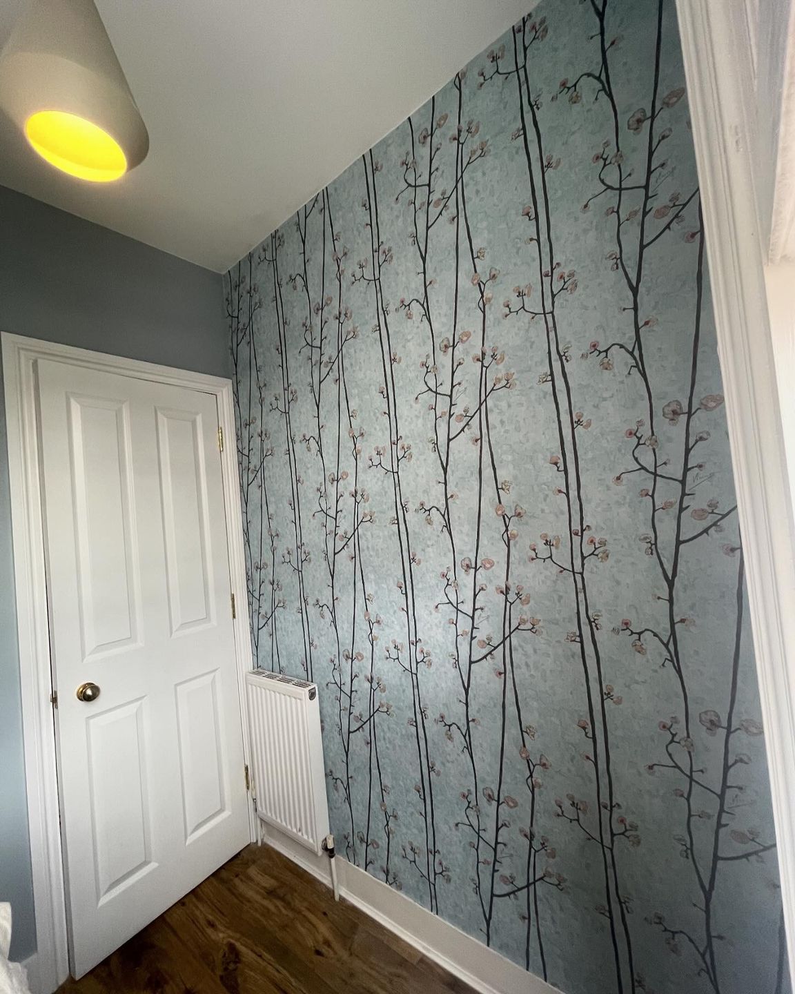 #Akzentwand in #Richmond, tapeziert mit Farrowandball und Tapeten aus den 70ern\n\n#Farrowandball #T