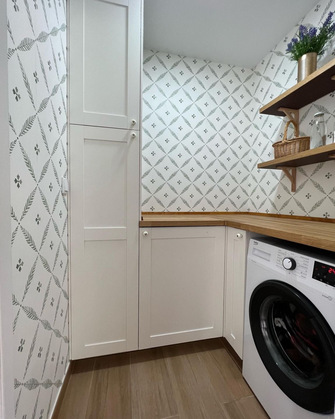 Waschküche, mit Tapete, ja oder nein? \n.\n.\n.\nRegale und Arbeitsplatte: Karlby Eiche von IKEA Spa