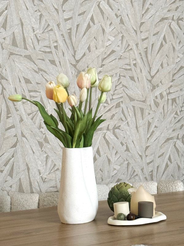 Papel pintado con relieve de follaje beige grisáceo
Comedor de nuestra clienta Alexandra K.