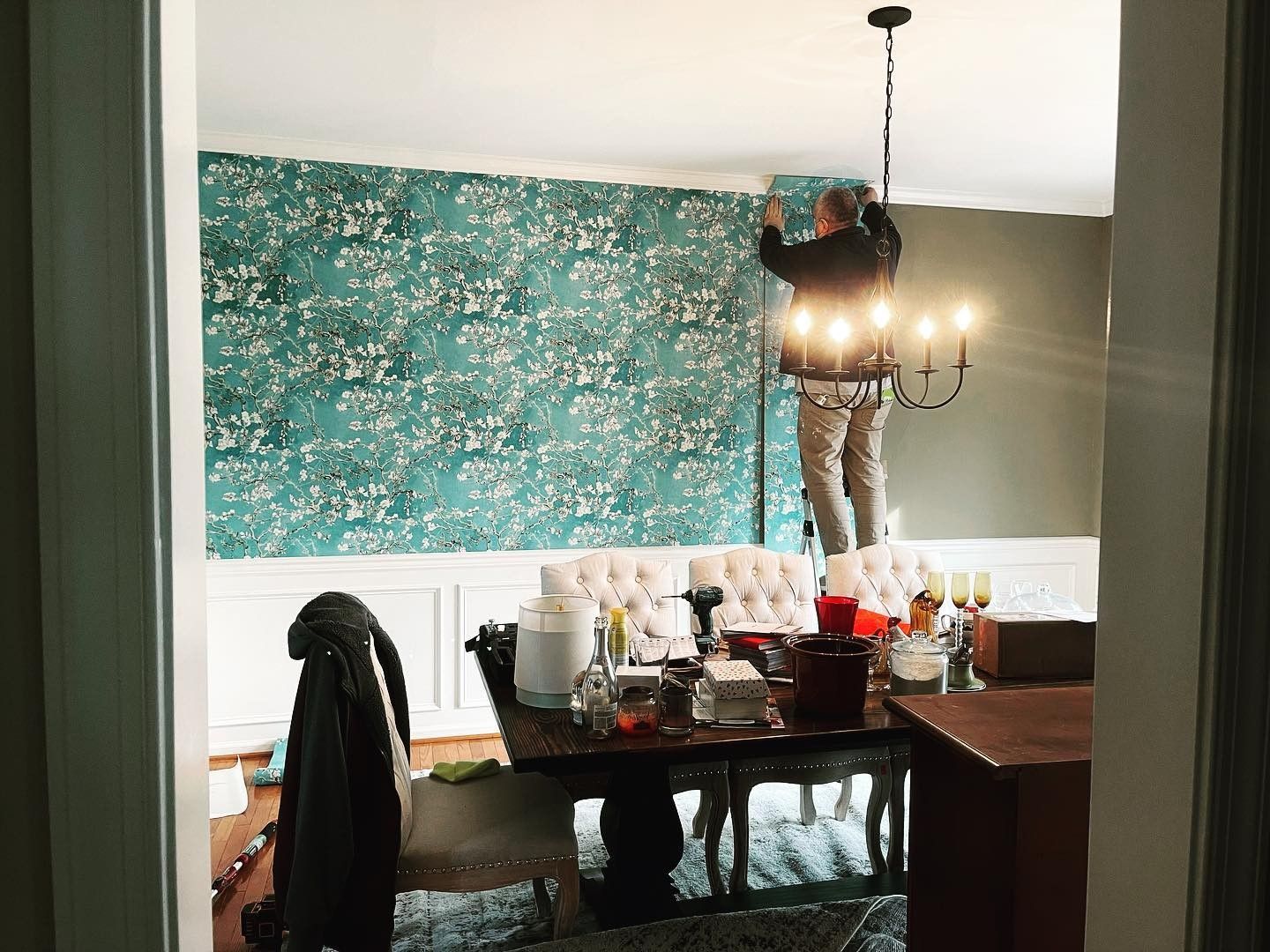 Ich tapete gerade mein Esszimmer. Ich war etwas enttäuscht, dass ich nicht die gleiche Tapete wie in