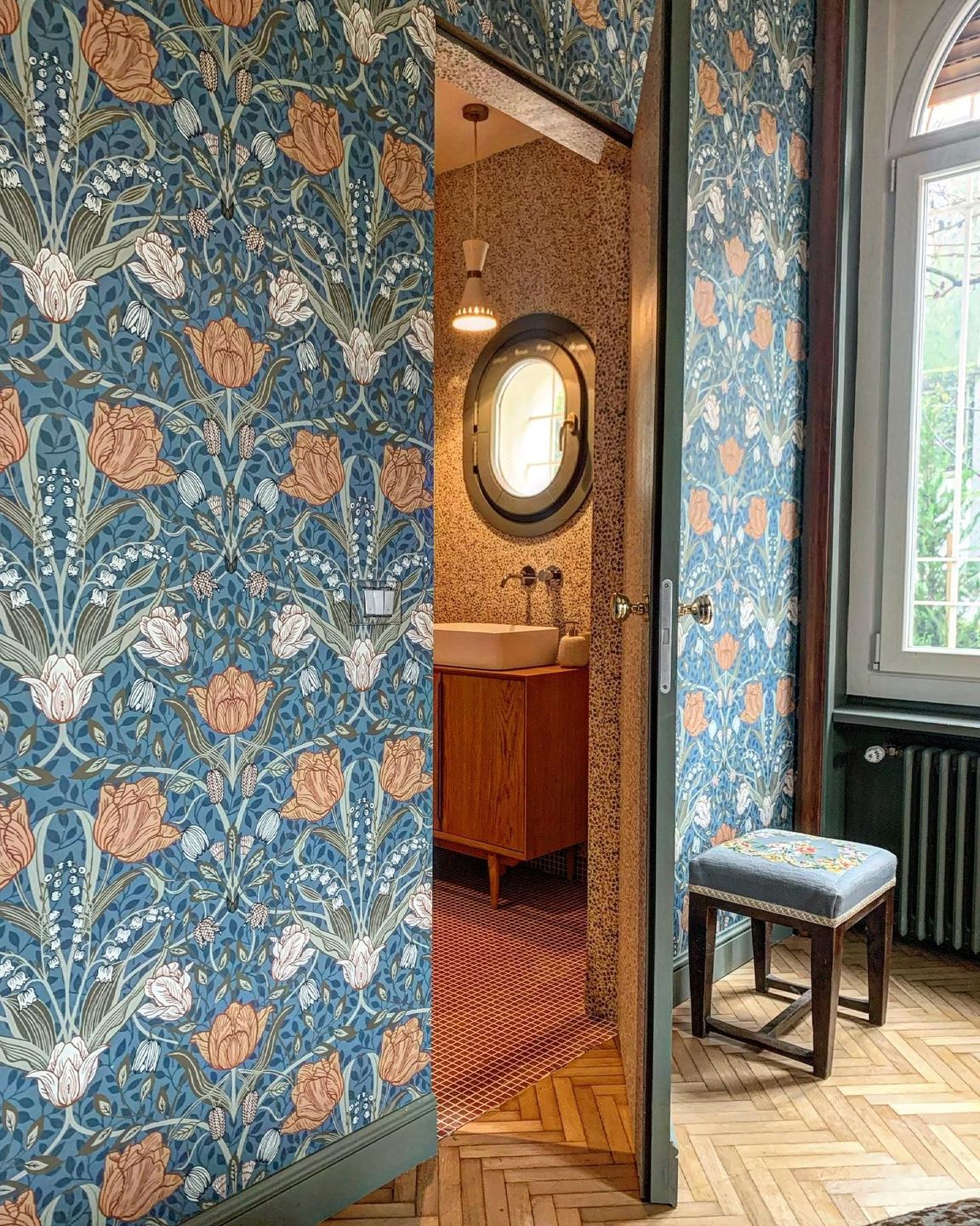 En-Suite-Badezimmer.\n\nAnita Blu Tapete \nDanke cartadaparatideglianni70 \n\nLampe gbtansini \n\n#c