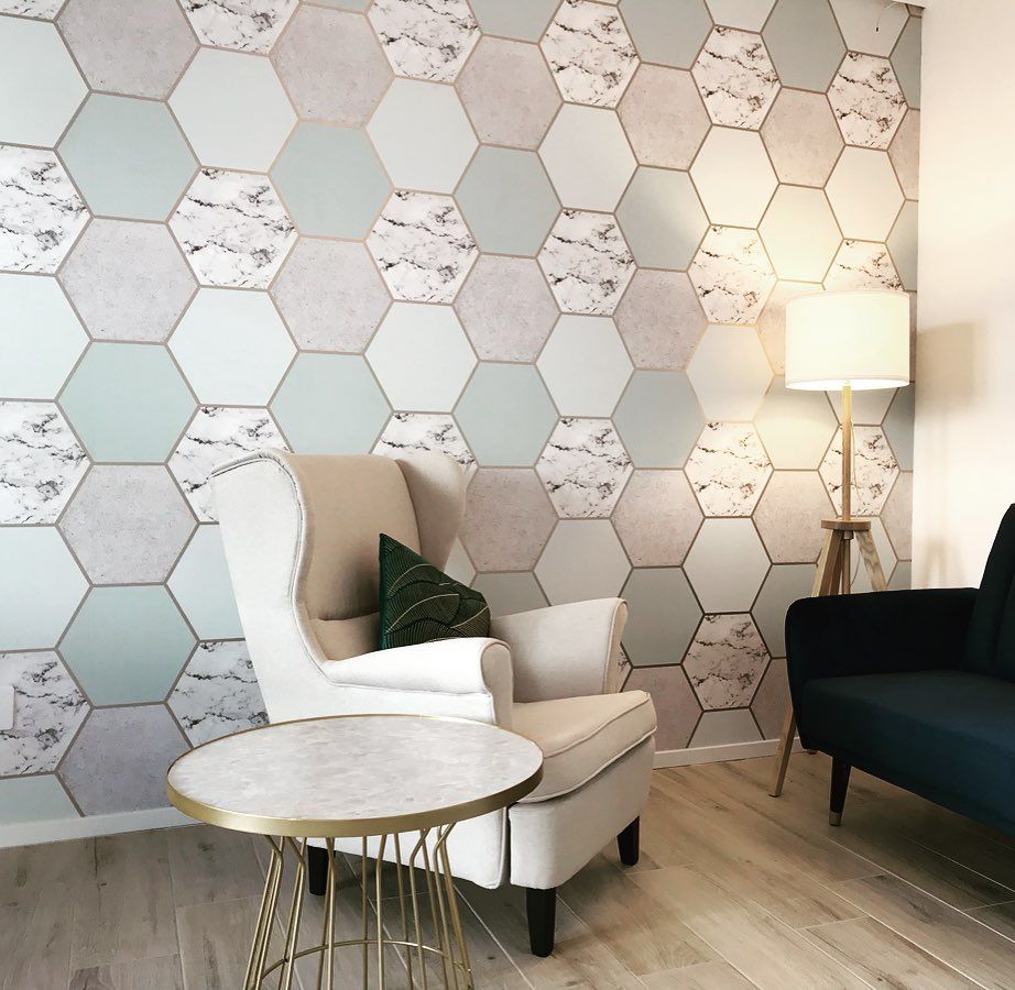 Wohnen mit Flair \nDanke an #wallpaperofthe70s \nMod. Novara, superhell und modern, großes sechsecki