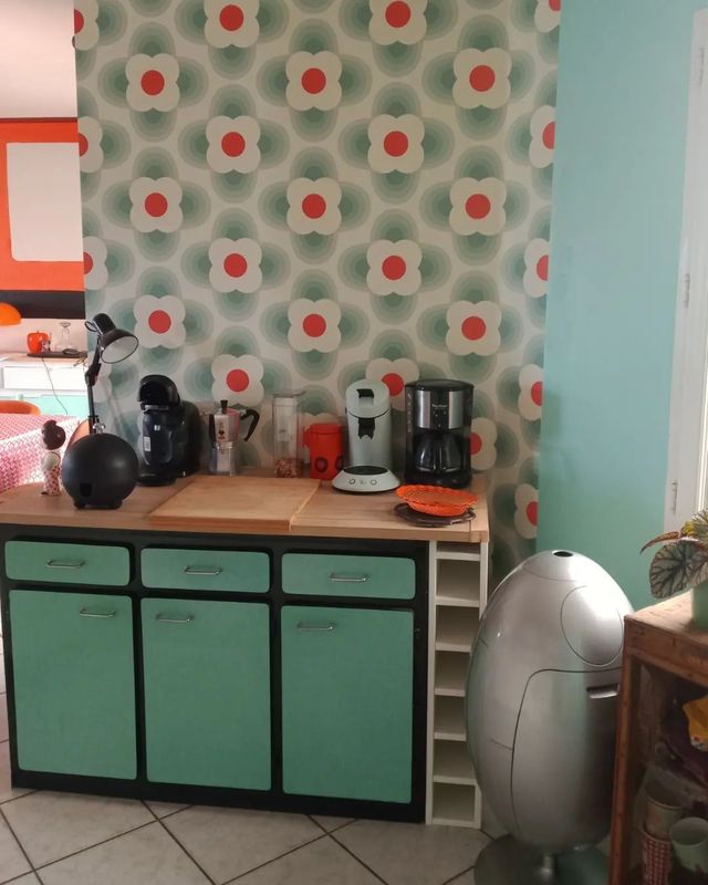 Tadaaaaa? und fertig ist die Retro-Küche. Ein Hauch Glanzlack für den Kühlschrank genügt und schon i
