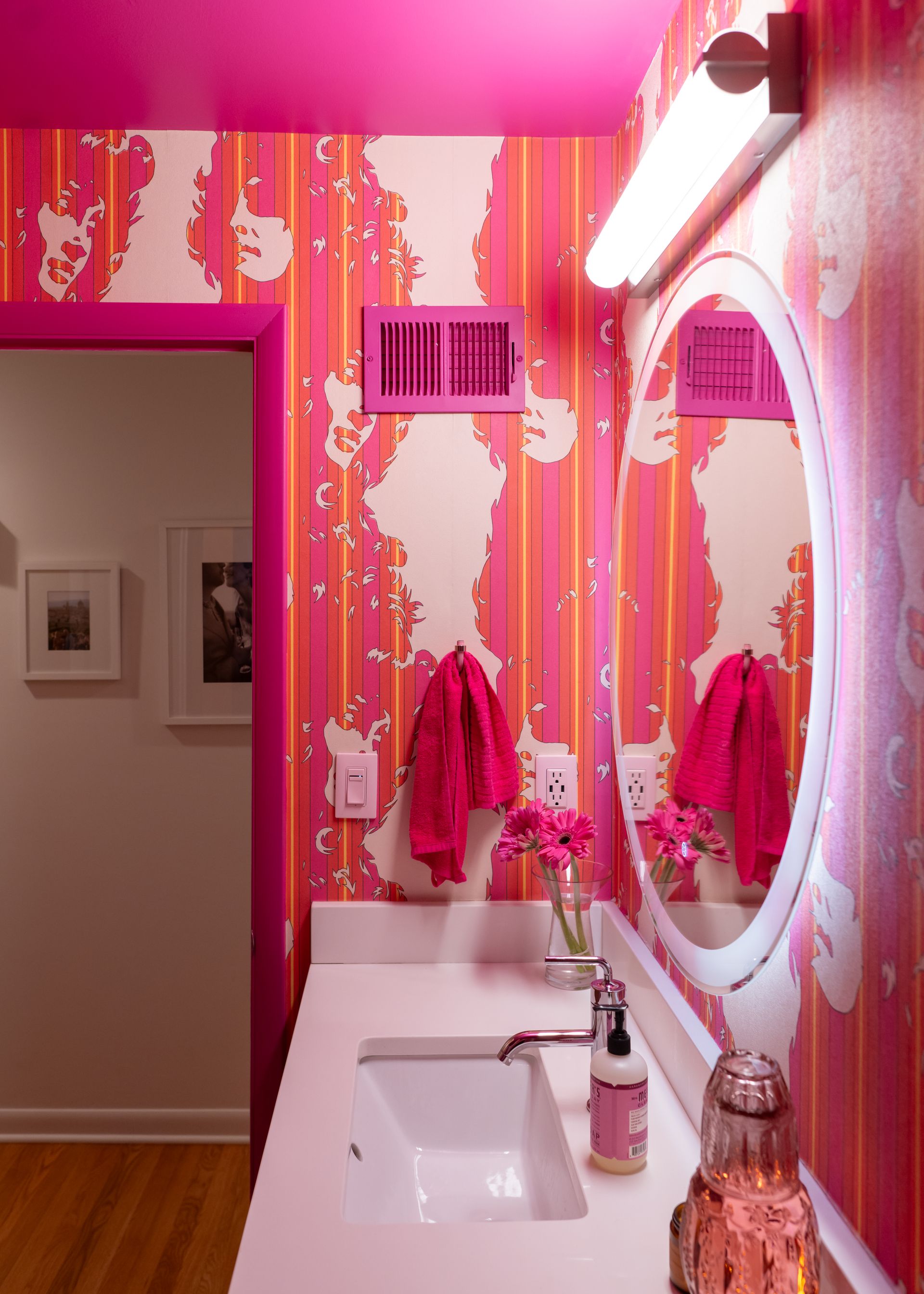 Pinkes Badezimmer im Chroma House mit Walter-Burgess-Tapete, das kräftige Muster mit Mid-Century-Designästhetik kombiniert.