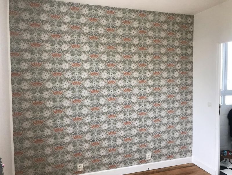Eine getäfelte Wand mit minimalem Aufwand verstecken, fertig. Aus technischen Gründen konnte ich die
