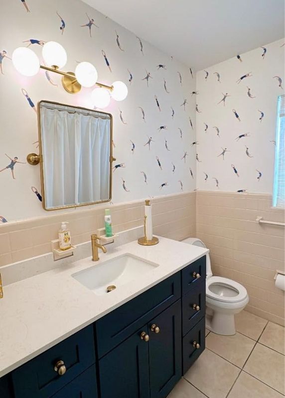 Wallpaper Water Dancer white
Bathroom of our customer Tina K.M.