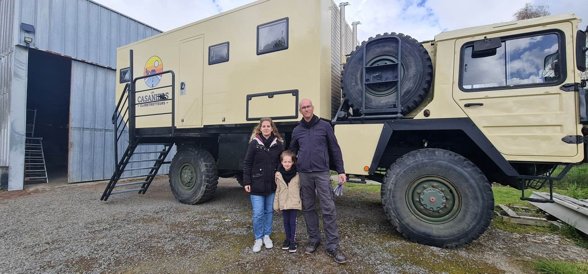 4-nous-3-devant-le-camion