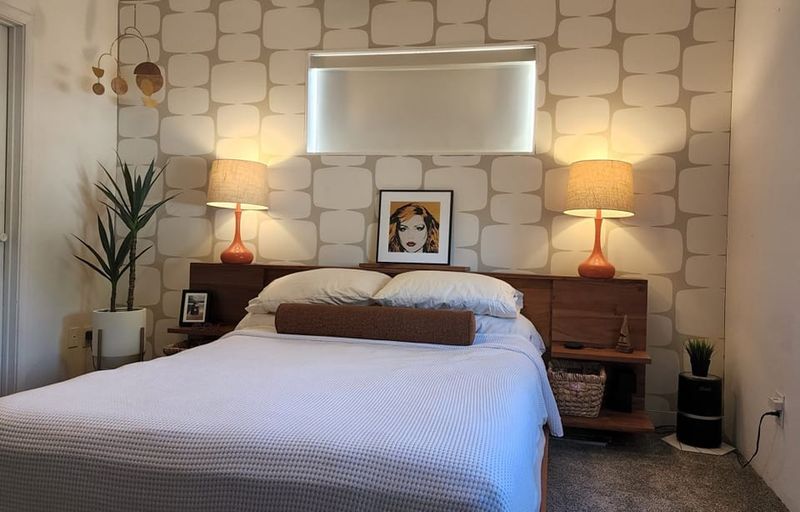 Wir lieben unser Schlafzimmer jetzt … dank #wallpaperfromthe70s